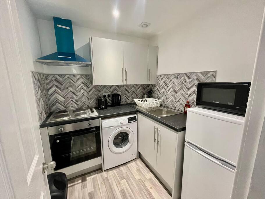 Large 2 Bed Near Glasgow Airport Пейсли Экстерьер фото